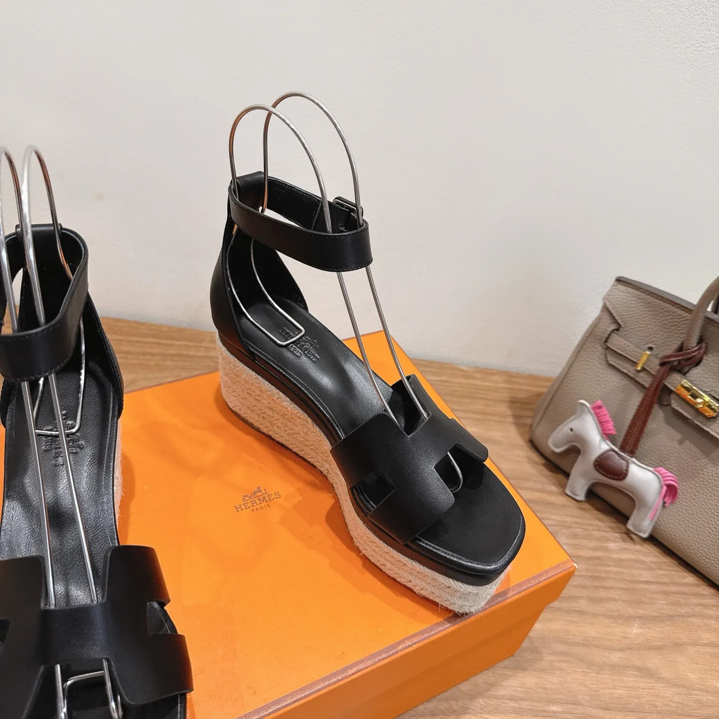 👟👟Ex-factory price 720👟👟 Hermes... a Eclair 2025 new color + popular series, the version is super positive, with a certain thickness, which makes the legs longer! Breathable, comfortable calfskin, spring and summer color matching, this item is both beautiful and comfortable! Channel supply code size: 35-39 can be ordered as 40.41 with airplane box ➕20